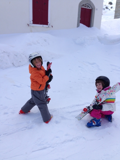 Felicità e soddisfazione di due amiche che hanno sciato insieme.